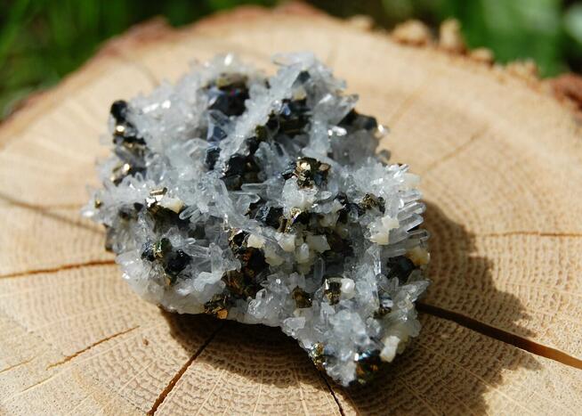 Kryształ górski, piryt, sfaleryt, szczotka, łezka, kropla