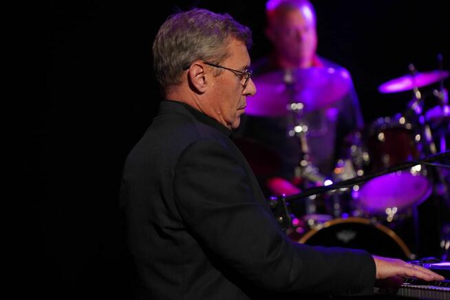 Pianista-wokalista oprawa imprez koncerty ewenty