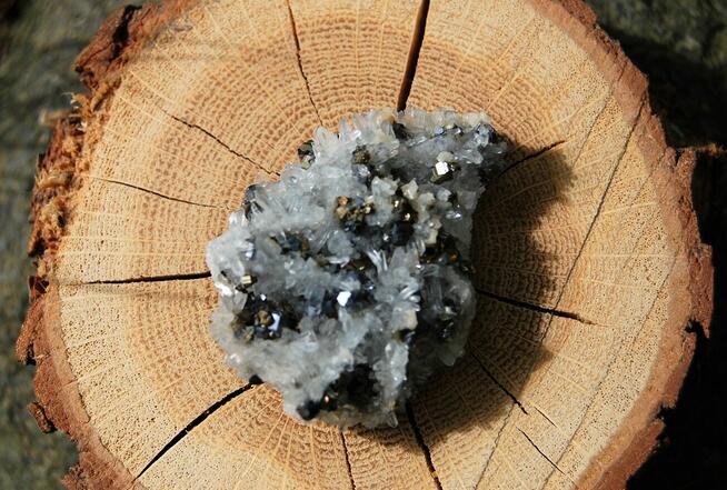 Kryształ górski, piryt, sfaleryt, szczotka, łezka, kropla