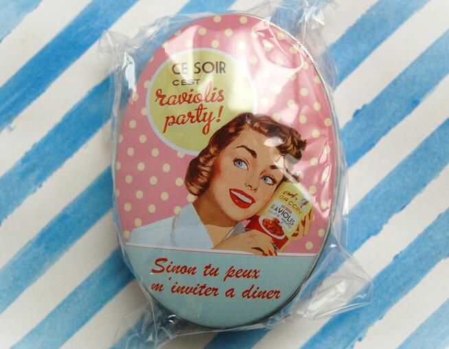 Mała, owalna puszka pin - up girl, housewife, retro, vintage