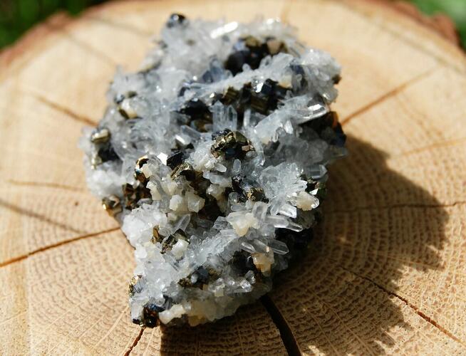 Kryształ górski, piryt, sfaleryt, szczotka, łezka, kropla