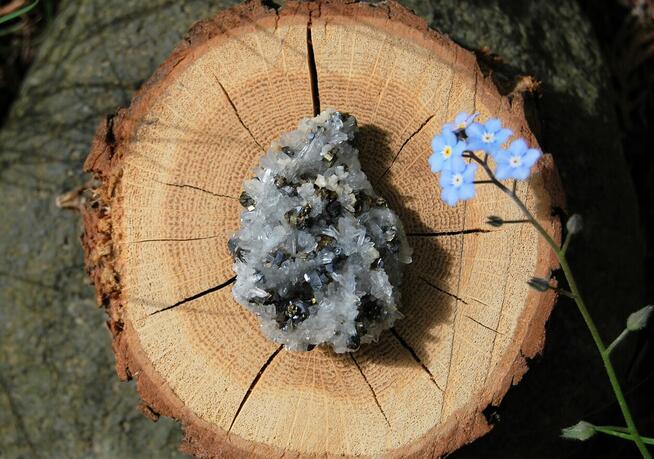 Kryształ górski, piryt, sfaleryt, szczotka, łezka, kropla