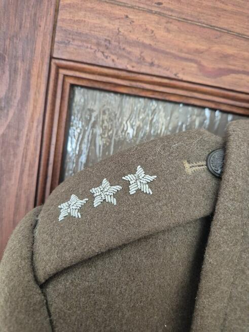 Sprzedam płaszcz zimowy wyjściowy oficera WP PRL gratis 2×