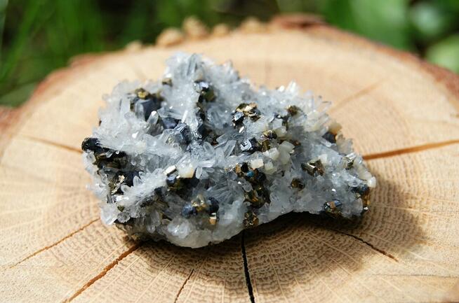 Kryształ górski, piryt, sfaleryt, szczotka, łezka, kropla