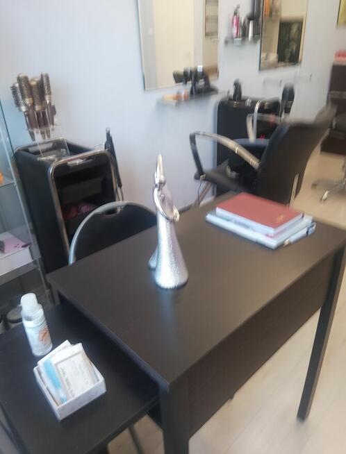 Wyposażenie salonu fryzjerskiego.