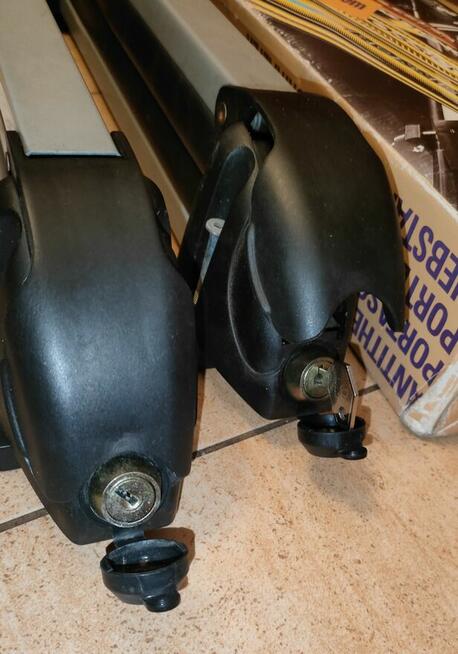 Uchwyt na narty i snowboard (4 pary nart lub 2 deski) z kluc