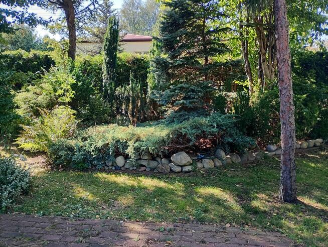 Dom w stylu dworku polskiego z ogrodem i garażem