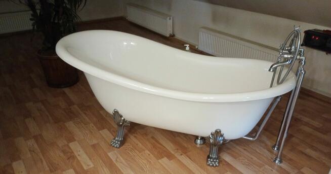 Dom w stylu dworku polskiego z ogrodem i garażem