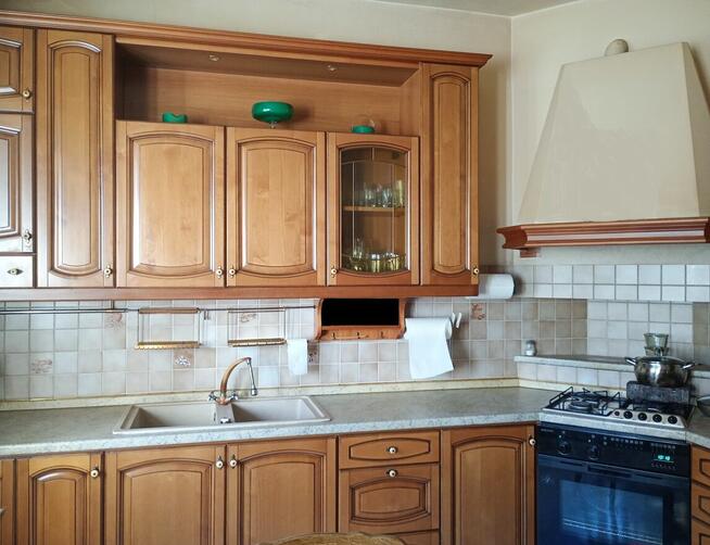 Dom w stylu dworku polskiego z ogrodem i garażem