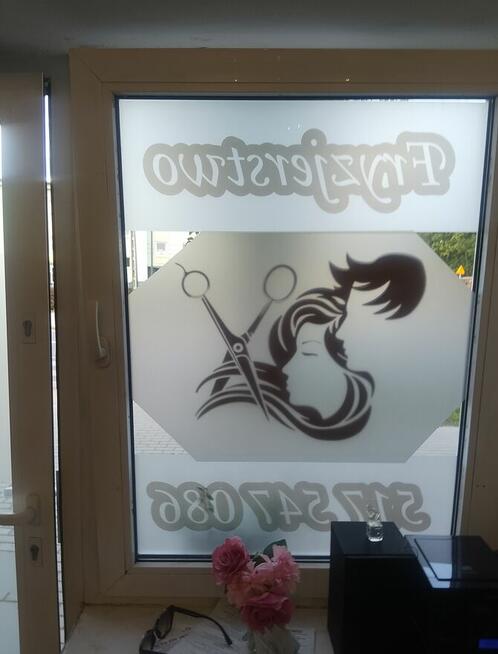 Wyposażenie salonu fryzjerskiego.