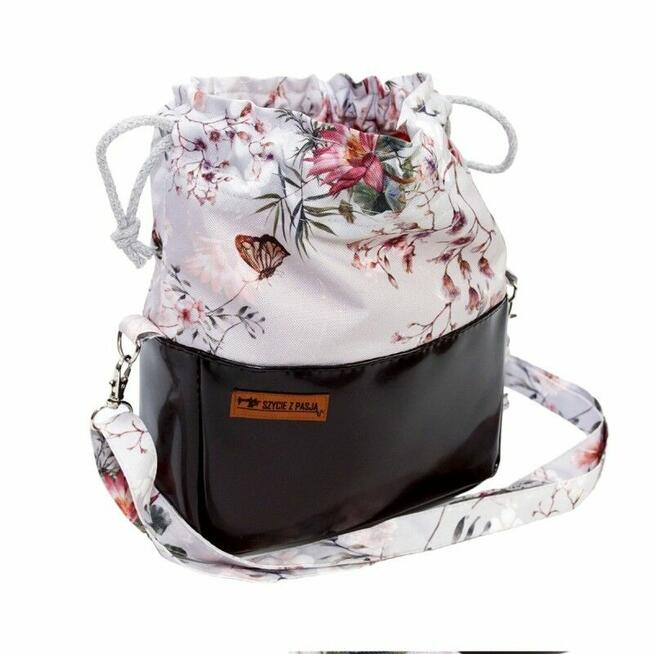 Torebka Sakiewka Czarna z Motywem Kwiatów Jabłoni – Handmade