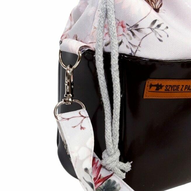 Torebka Sakiewka Czarna z Motywem Kwiatów Jabłoni – Handmade