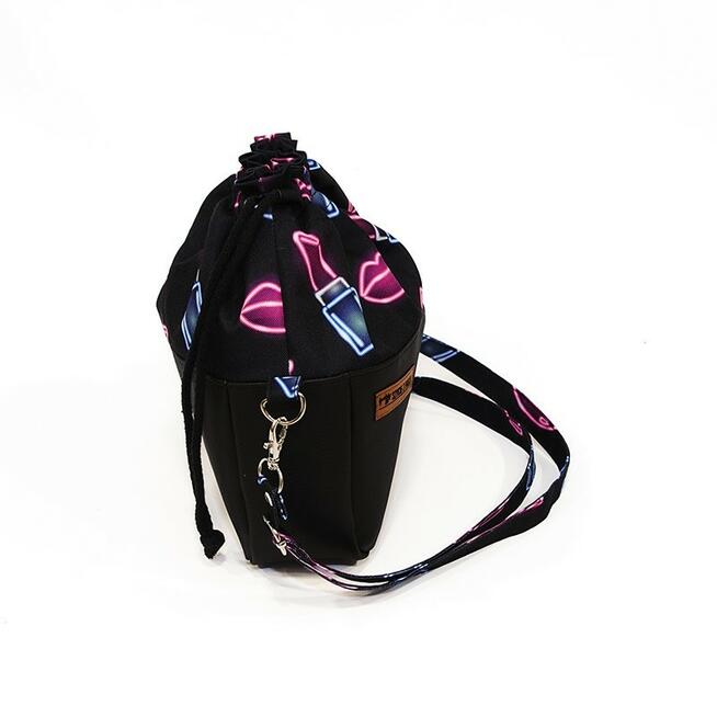 Torebka Sakiewka Czarna z Neonowym Motywem Szminki i Ust – Handmade