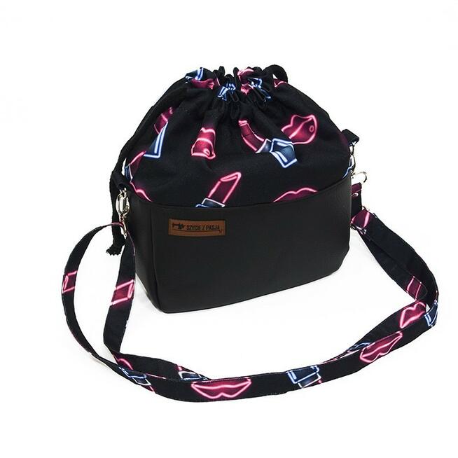 Torebka Sakiewka Czarna z Neonowym Motywem Szminki i Ust – Handmade