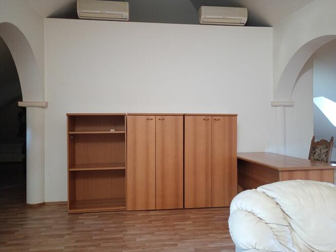 Dom w stylu dworku polskiego z ogrodem i garażem