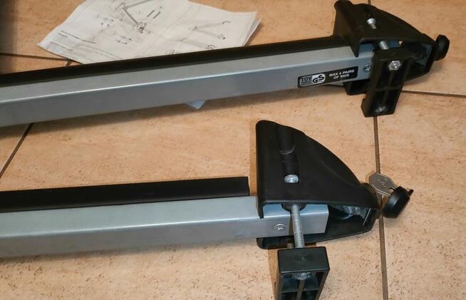 Uchwyt na narty i snowboard (4 pary nart lub 2 deski) z kluc