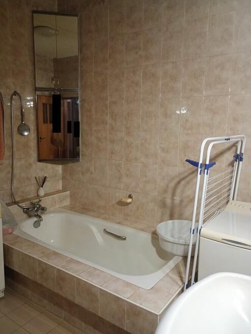 Dom w stylu dworku polskiego z ogrodem i garażem