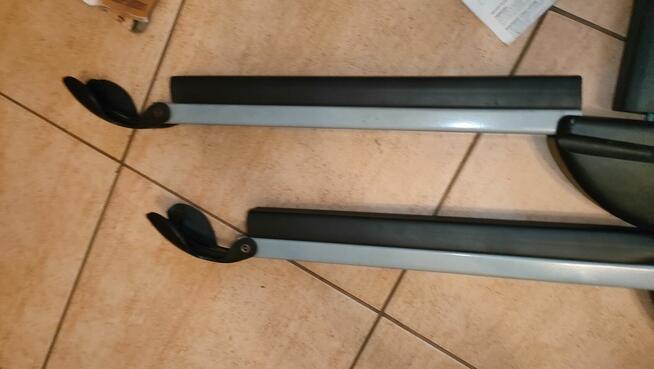 Uchwyt na narty i snowboard (4 pary nart lub 2 deski) z kluc