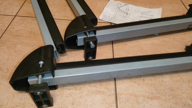 Uchwyt na narty i snowboard (4 pary nart lub 2 deski) z kluc