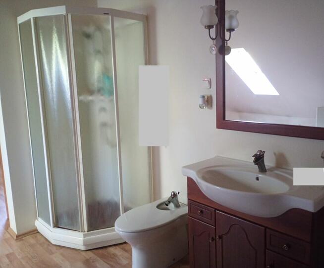 Dom w stylu dworku polskiego z ogrodem i garażem