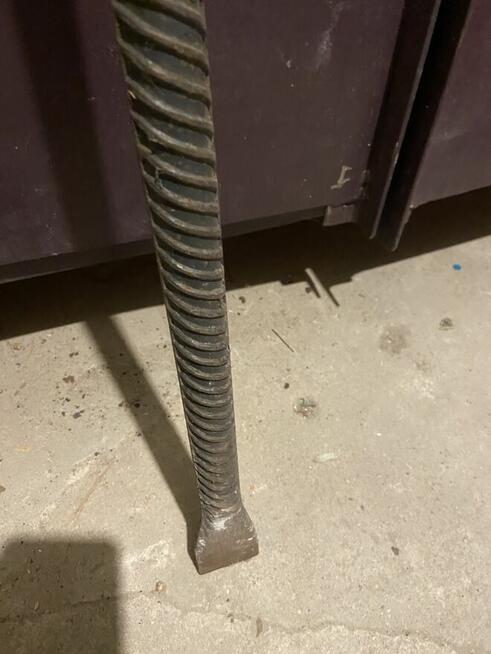 Łom długości 1,3 m, solidny