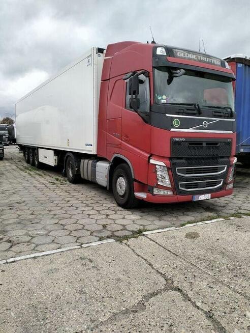 Samochód ciężarowy Volvo z naczepą chłodnią Krone