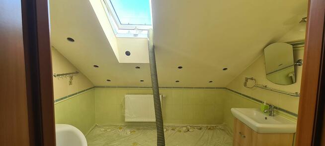 Ocieplanie poddasza wełną celulozową naprawa izolacji dachu