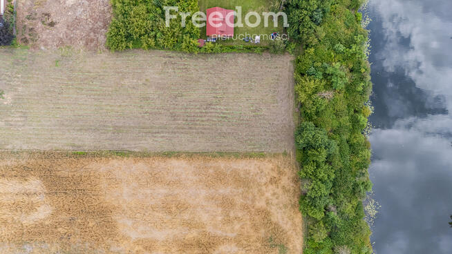 Kwadratowa budowlana nad rzeką