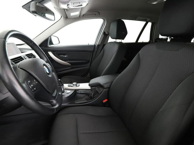 BMW 318 Advantage automat navi grzane fotele PDC hak LED