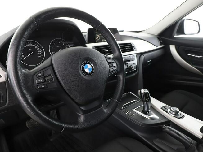 BMW 318 Advantage automat navi grzane fotele PDC hak LED