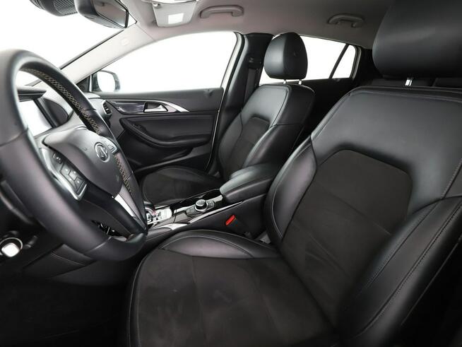 Infiniti Q30 automat LED skóra navi klima auto czujniki parkowania grzane fotele