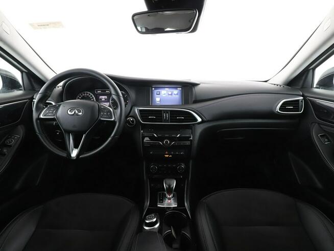 Infiniti Q30 automat LED skóra navi klima auto czujniki parkowania grzane fotele