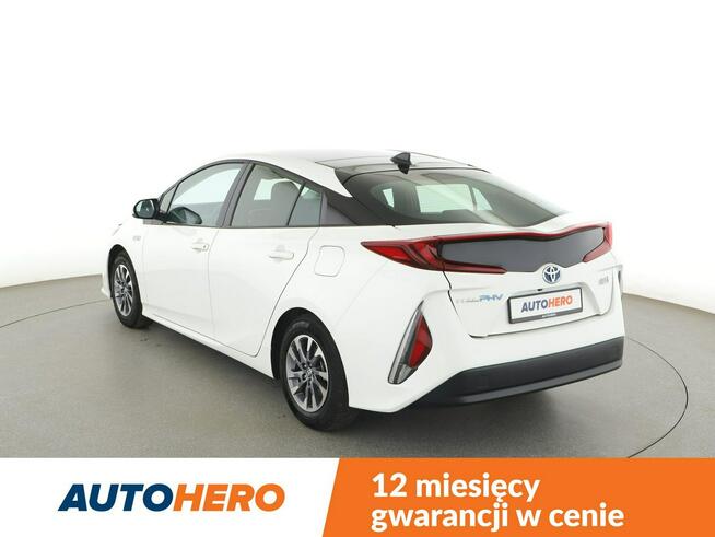 Toyota Prius PHEV full LED navi klima auto kamera cofania