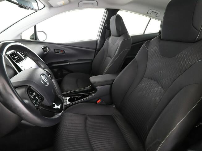 Toyota Prius PHEV full LED navi klima auto kamera cofania