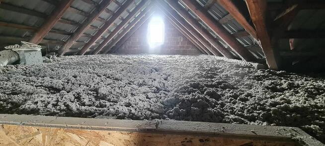 Ocieplanie poddaszy wełną celulozową Naprawa izolacji dachu