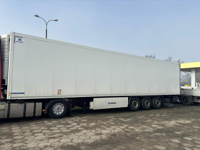 Samochód ciężarowy Volvo z naczepą chłodnią Krone