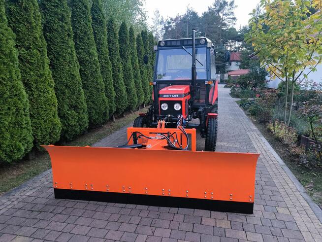 Akcja zima! Ciągnik z plugiem do odśnieżania