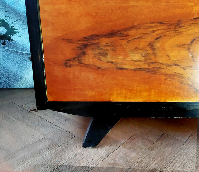 Przeszklona szafka z lat 50-tych