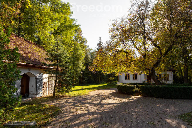 Dworek ze stajnią i działką inwestycyjną