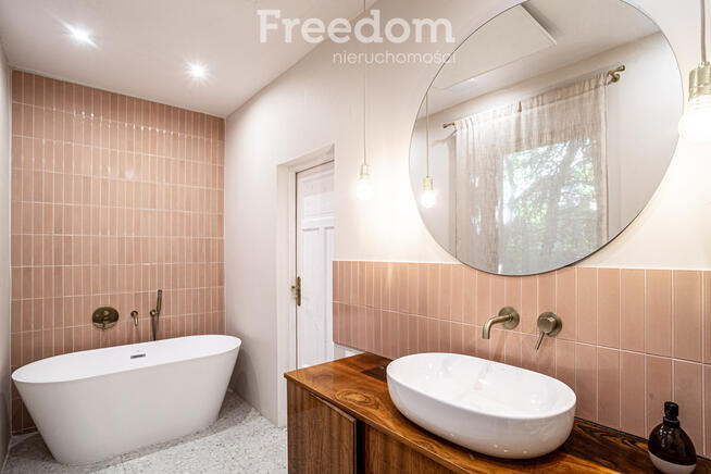 Dworek ze stajnią i działką inwestycyjną