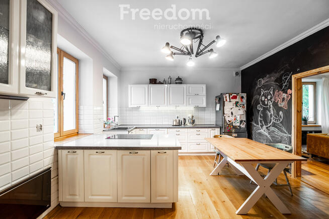 Dworek ze stajnią i działką inwestycyjną