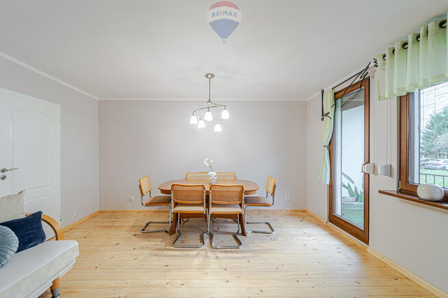 Wygodne mieszkanie na parterze w niskim bloku.