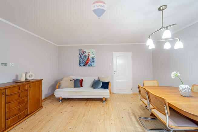 Wygodne mieszkanie na parterze w niskim bloku.