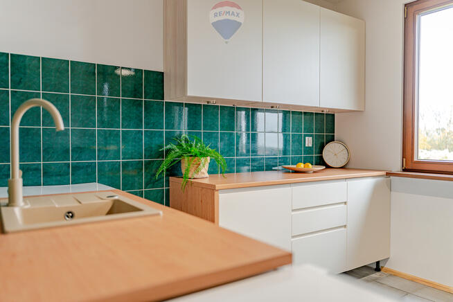 Wygodne mieszkanie na parterze w niskim bloku.