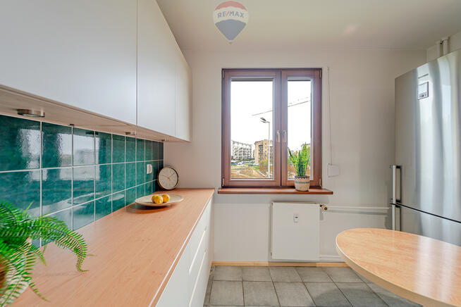 Wygodne mieszkanie na parterze w niskim bloku.