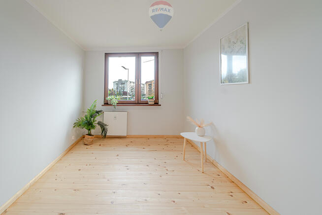 Wygodne mieszkanie na parterze w niskim bloku.