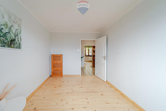 Wygodne mieszkanie na parterze w niskim bloku.