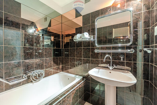 Wygodne mieszkanie na parterze w niskim bloku.