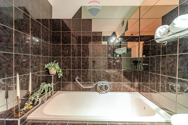 Wygodne mieszkanie na parterze w niskim bloku.