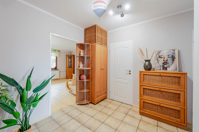 Wygodne mieszkanie na parterze w niskim bloku.